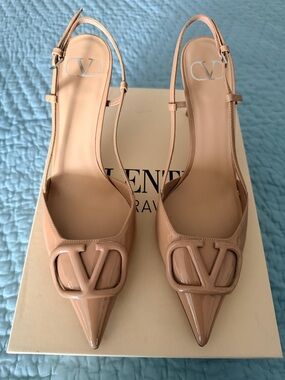 NWT Valentino Garavani Nude Patent VLogo Pointed Slingback Pumps